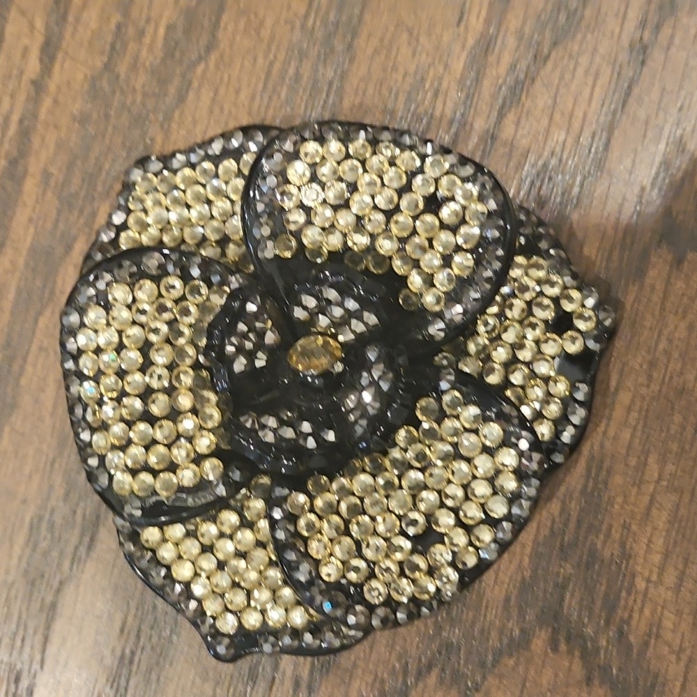 Elegant Vintage Black and Gold Floral Brooch( Preowned)